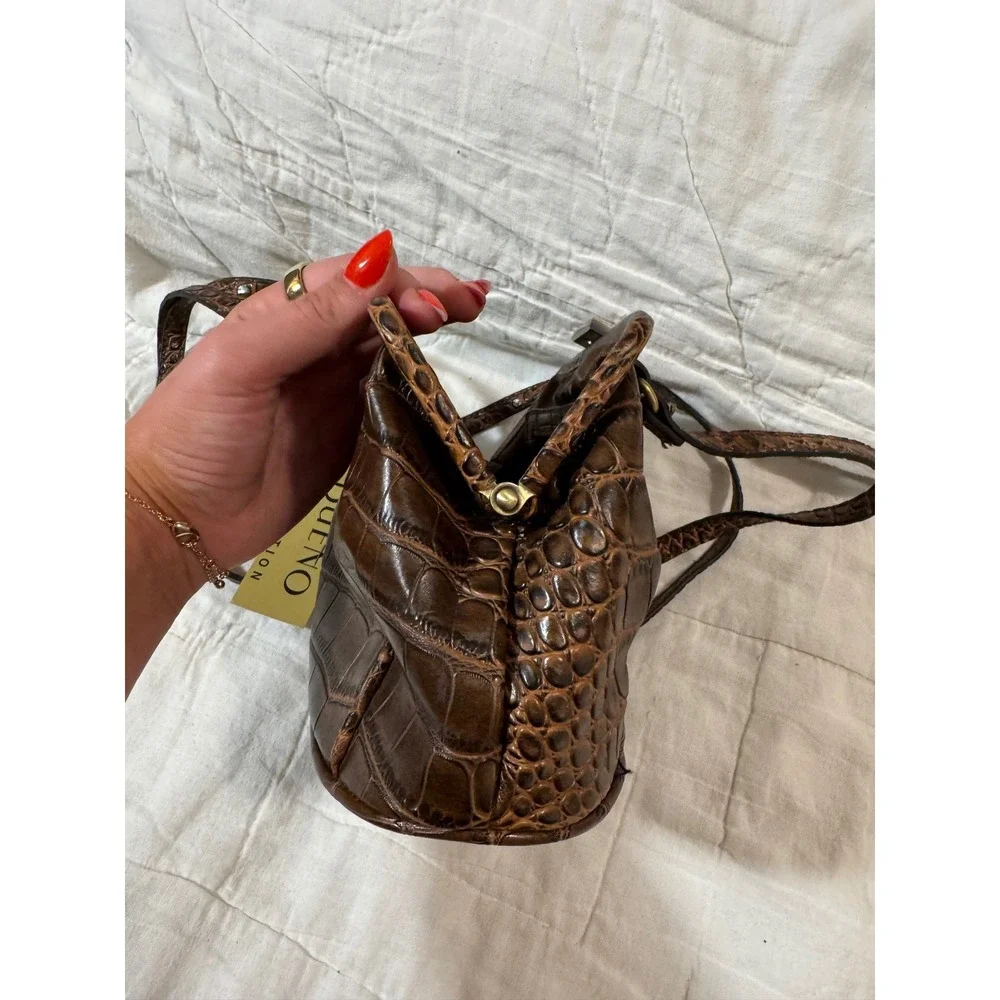 NWT VNTG Bueno Collection Brown Hornback Croc Embossed Crossbody Bag Kiss Lock